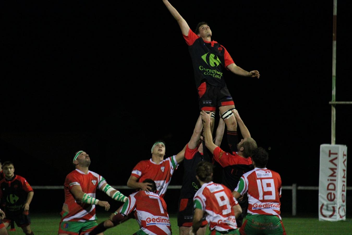 ASM 11- 0 Laroque Timbaut. La défaite des Roquentins, vue par la presse locale (le "Petit Bleu de l'Agenais"): Les conditions météo étaient parfaites pour assister à une belle partie de rugby. Les avants roquentins contraient un maul adverse suite à une pénaltouche, faisant reculer de 15 m les "rouge et vert". Mais c’était sans compter sur ce diable de Boni qui s’extirpait du regroupement pour aller marquer en coin (23e). Les Roquentins reprirent leurs esprits et commencèrent à faire le siège de la ligne de marque adverse. Suite à une faute cynique, mêlée ordonnée à 5 m de l’en-but, le pilier droit de Miramont se mettait à nouveau à la faute. Pénalité jouée à la main, hors jeu adverse, l’arbitre sifflait de nouveau. Rebelote et dix de der ! Les Roquentins jouaient de nouveau à la main, se structuraient en groupé pénétrant, avançaient encore liés comme un seul homme mais l’arbitre siffla un passage à vide… 4 cartons rouges pour un match qui ne restera pas dans les annales… La fin de première mi-temps verra le courageux seconde ligne local Lambert asséner un coup de poing à l’ouvreur roquentin qui lui rendait au moins deux têtes et qui, pour le coup, aurait été plus inspiré de ne lui rendre que ça ! La biscotte était de la même couleur que la pommette asémiste, rouge pour les 2. L’ouvreur local Menini, face aux perches, enquillait la pénalité. Après les agrumes, malgré des désaccords avec l’arbitre sur ses décisions, les protégés du président Peberat essayèrent malgré tout de continuer à jouer au rugby. Mais pour cela il faut être deux. Ils tombèrent dans un faux rythme, le score convenant à leurs hôtes du jour. Ce deuxième acte ne sera pas à marquer dans les annales, tant les intentions de jeu furent mises au second plan, une grosse bagarre générale venant même ponctuer les débats. Les Asémistes avaient réservé un accueil chaleureux aux "rouge et noir". Mais les Roquentins ont aussi peut-être manqué d’une saine agressivité, au final de ce match heurté (4 cartons rouges, 1 jaune). "C’est une déception, nous avions quelques soucis d’effectif mais la saison est encore longue. Les avons-nous peut-être pris de haut ? Avons-nous manqué d’envie ? On va s’en servir pour la suite et analyser tout ça", avouait Serge Pinto.