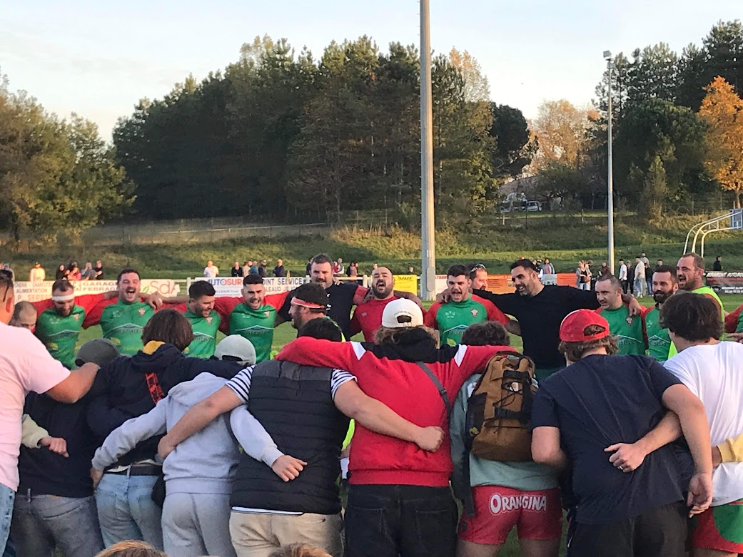 13 novembre 2022 : 48 à 3 ! En recevant l' AS Eymet, qu'il ne faut jamains prendre à la légère, l'ASM n'a pas fait de détail pour signer un match référence et consolider sa position de leader de la poule 4. Le nombreux public dont les sponsors réunis pour une "poule au pot" d'avant-match n'a pas ménagé ses encouragements, l'équipe réserve ayant montré la voie par une large victoire 51 à 7 en lever de rideau !