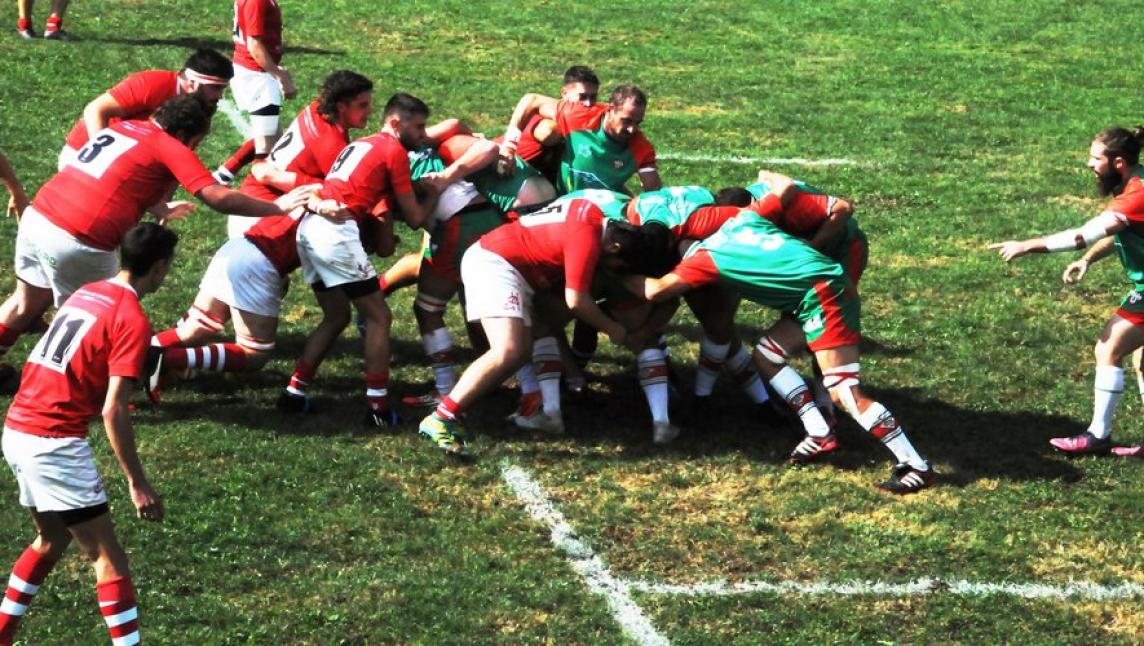 La Capelle - ASM
Compte rendu du "Petit Bleu": Le pilonnage en règle commence. L es Capelains acculés encaisseront un essai de pénalité, bien trop vite sorti, qui fausse quelque peu la rencontre. On ne donne pas cher des garçons de Loïc Marchoux, qui se relèvent pourtant de ce coup du sort. Ils font face, ensemble, osent. La défense prend le pas sur l’attaque dans un jeu haché, âpre, voire d’un autre âge aux injonctions de rugosité surannées. Les Capelains y répondent par leur jeu virevoltant et leur tempo, semant le doute et le danger sans toutefois concrétiser. 10 points, seulement, à remonter.

Désormais rien n’arrête les "rouge et blanc" survoltés, héroïques. "Du jeu, du jeu, on envoie, on se fait plaisir, ça va passer !" assure le capitaine exemplaire. Un superbe essai d’Anthony Laffon les récompense, décuple leur énergie, leur vaillance, leur témérité face à un quinze étonné, qui subira, mais tiendra s’en remettant à sa seule force. Ils marqueront sur leur seule opportunité. Les Capelains donneront tout, jusqu’au bout, pour ramener un point hautement mérité. En vain ! "Vous pouvez être très fiers de vous ! Vous avez fait un gros match. Vous m’avez fait vibrer !" Le public lui aussi a vibré et salue ses héros.